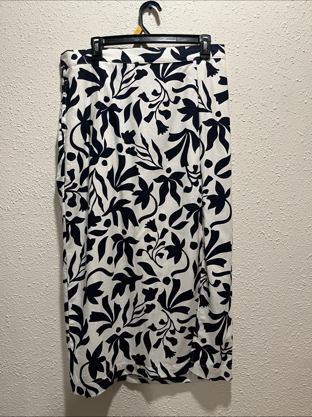 Time and Tru Dark Navy & Cream Floral longer mid shin skirt sz L (12-14) NWT